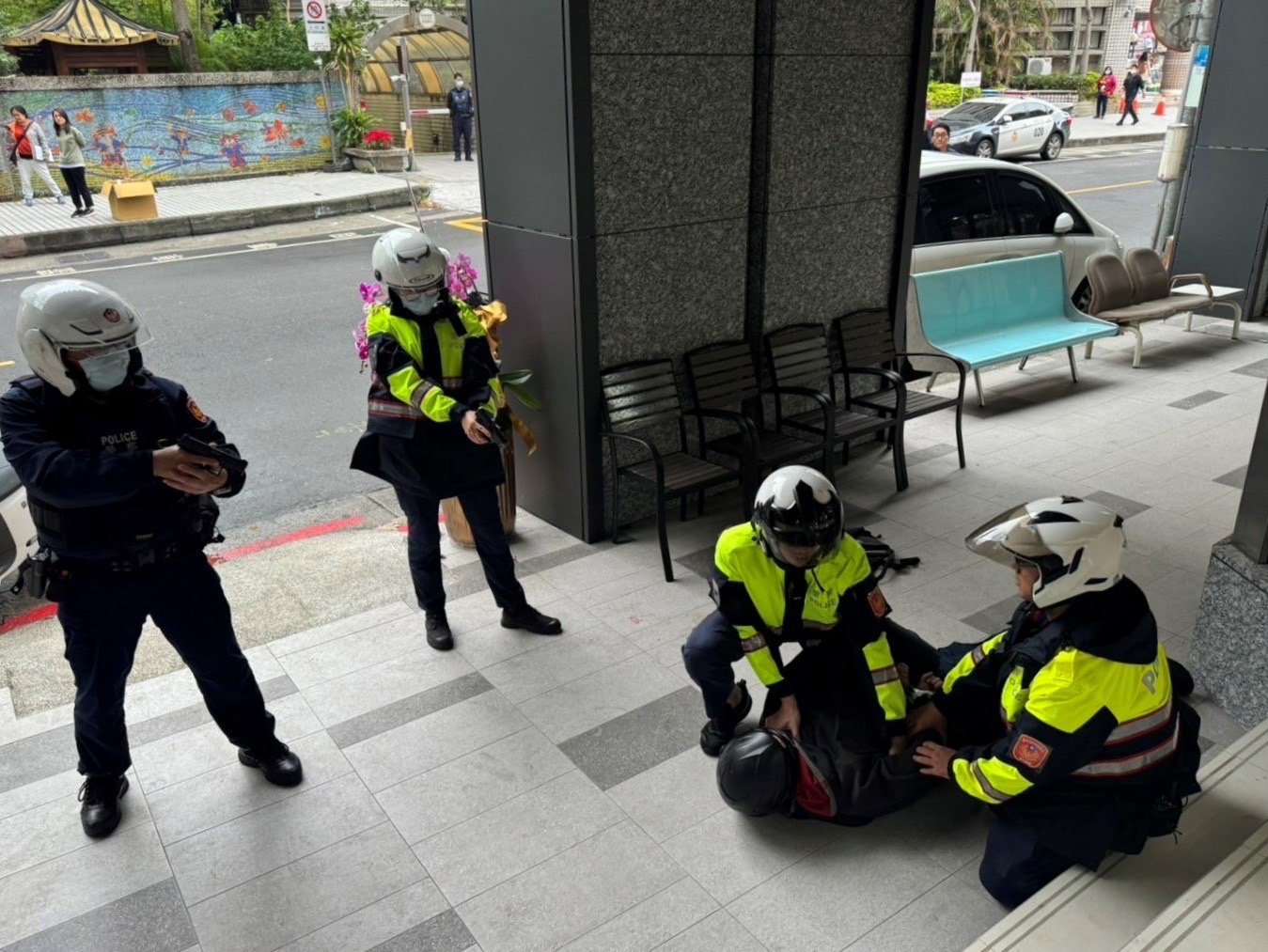 北投分局防搶演練十分逼真,路過民眾不禁驚呼連連。(記者薛秀蓮翻攝)