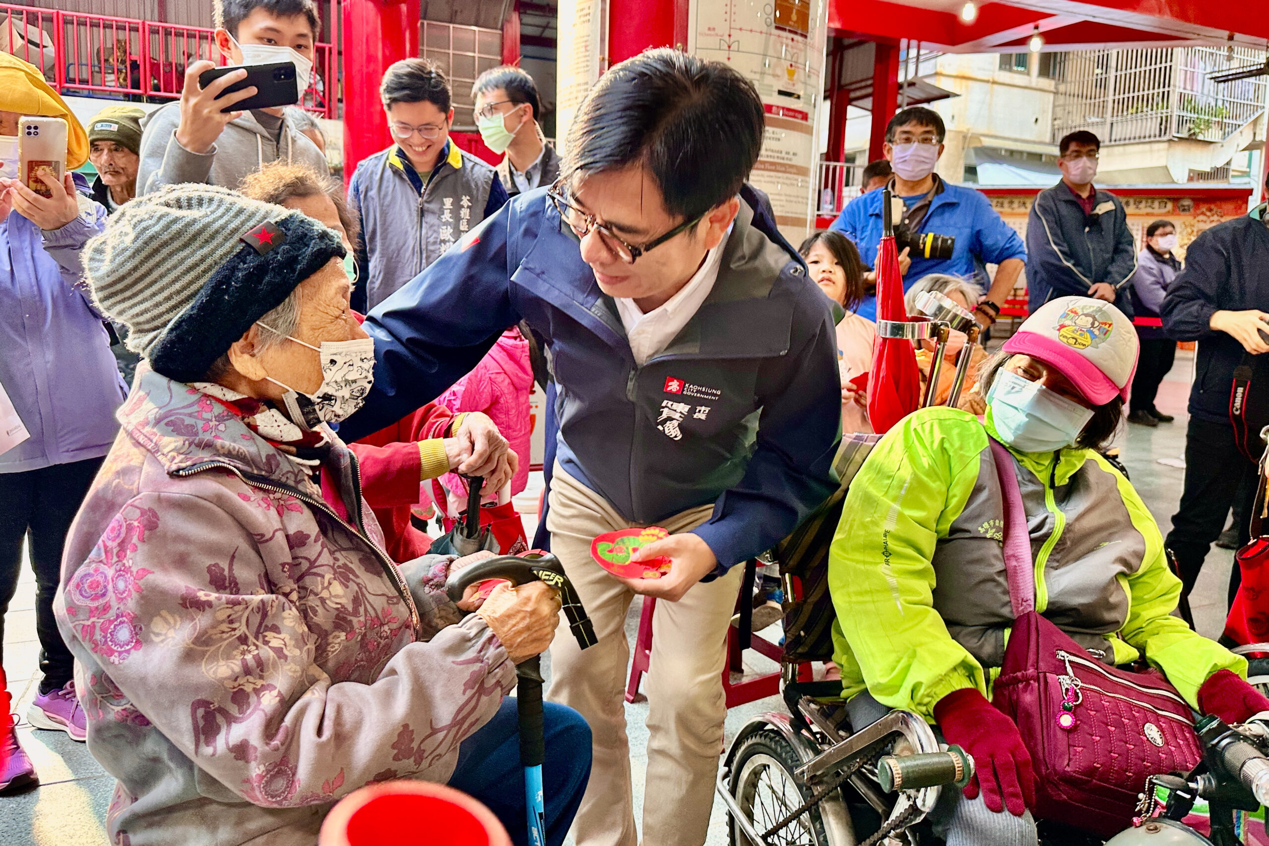拜廟祈福、商圈發小紅包 陳其邁致詞話題不離黃色小鴨