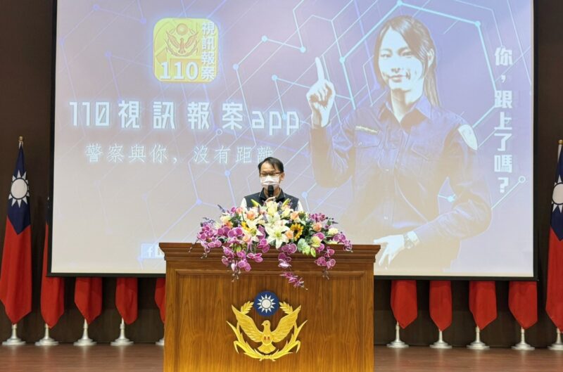 中市警婦幼隊隊長許正懋特向學員介紹警政署110視訊報案系統,方便民眾報案,強化保護安全。
