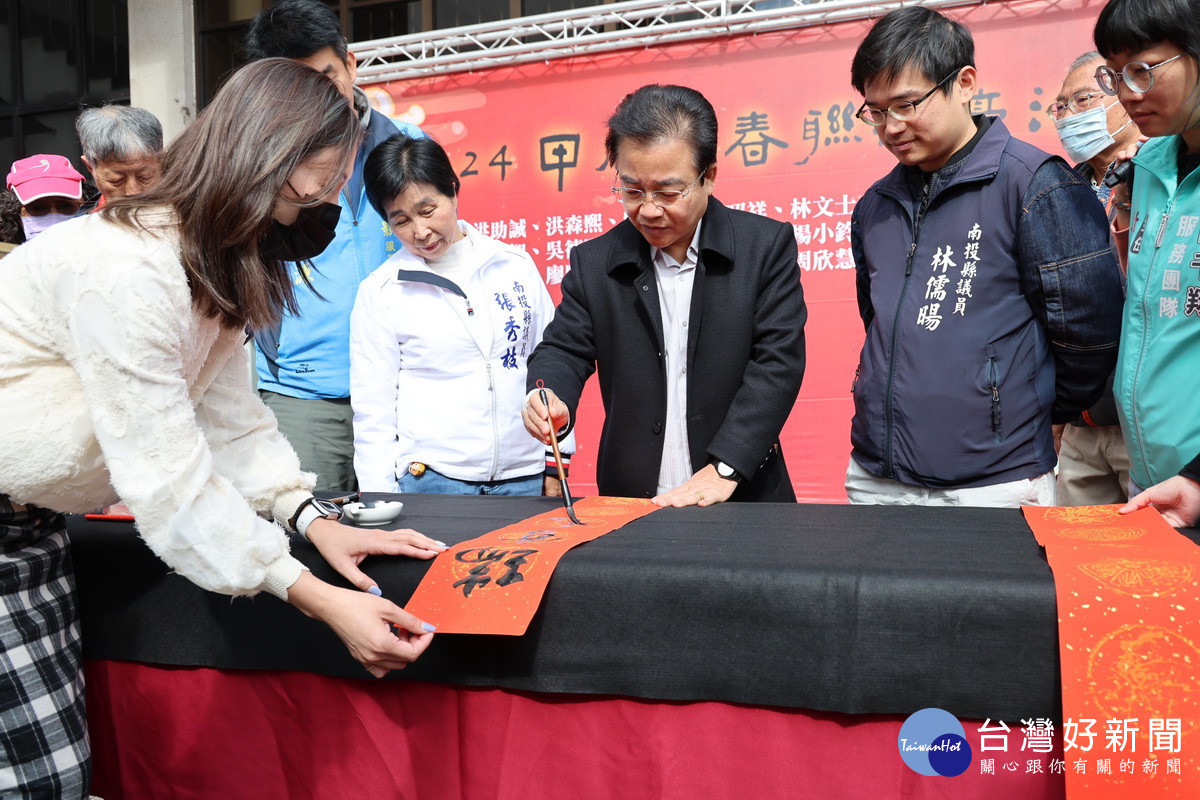 林榮森局長為揮毫活動開筆。（縣府提供）