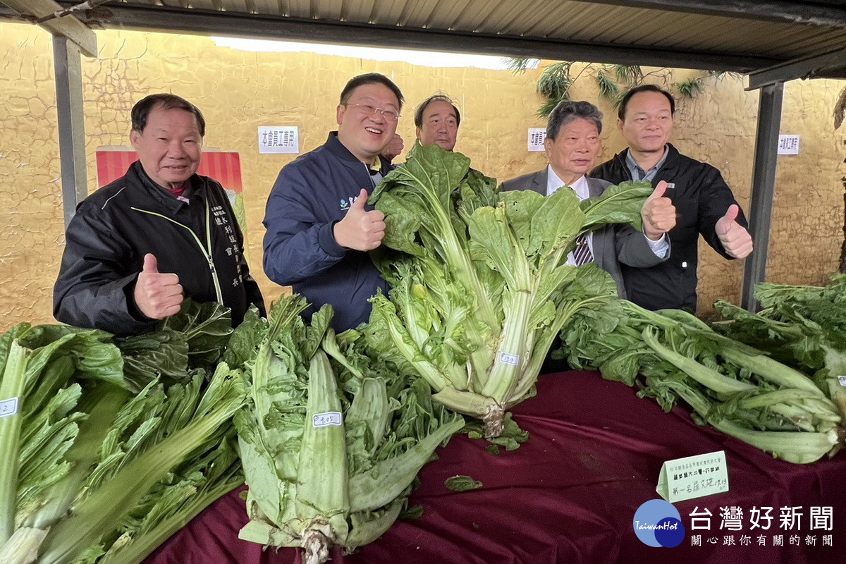 蔬菜競大比賽中,芥菜組由羅文雄以17.13台斤奪魁。