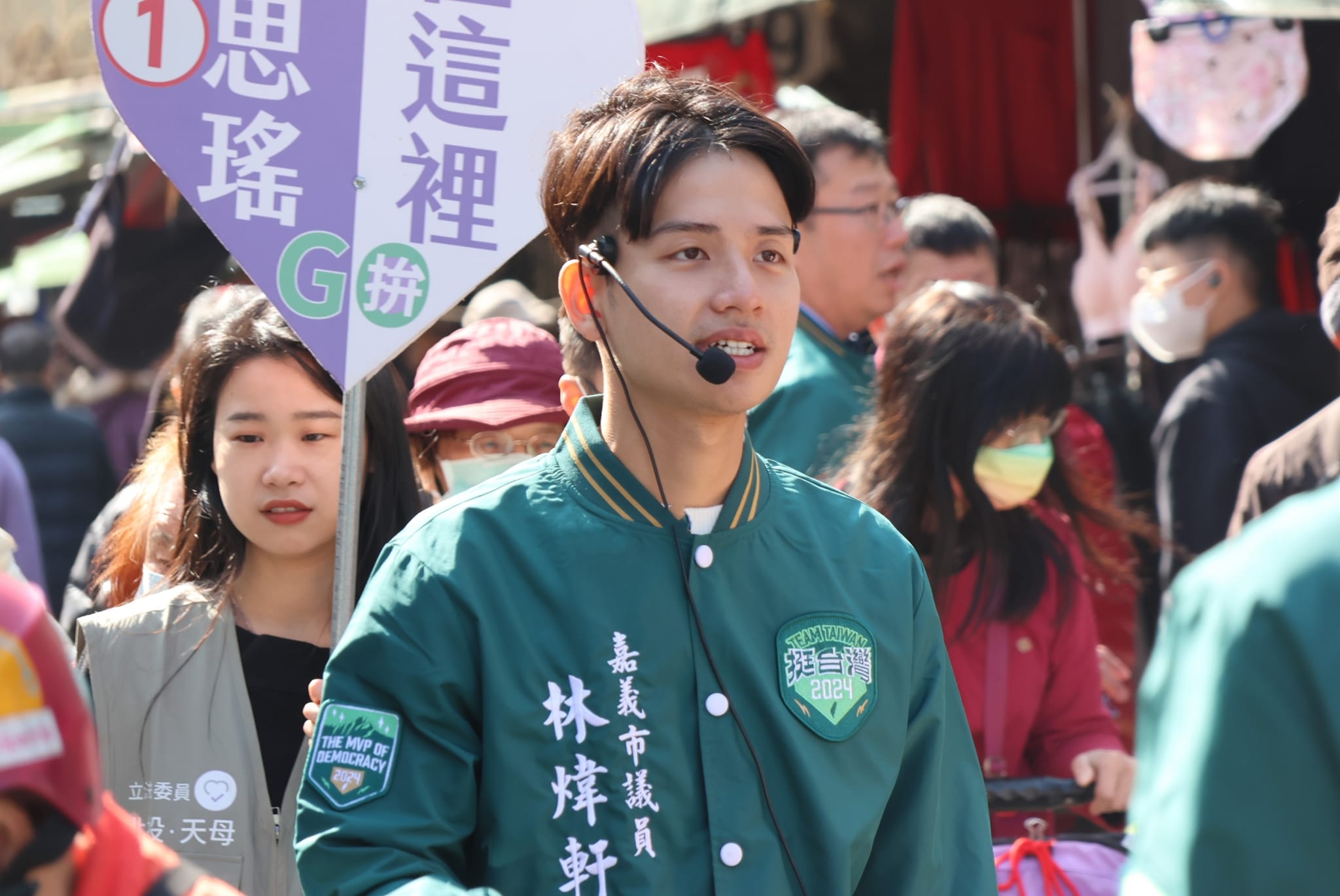 嘉義市議員林煒軒今早座車被追撞,還挨甩棍猛打。翻攝林煒軒臉書