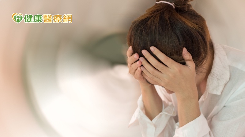 熟女「訪友聊天」頭劇痛突腦中風 緊急治療無後遺症
