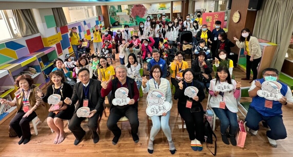 民生醫院飛象家園『文化報喜 龍來幸福』新春活動 陪同家園的孩童喜迎龍年的到來
