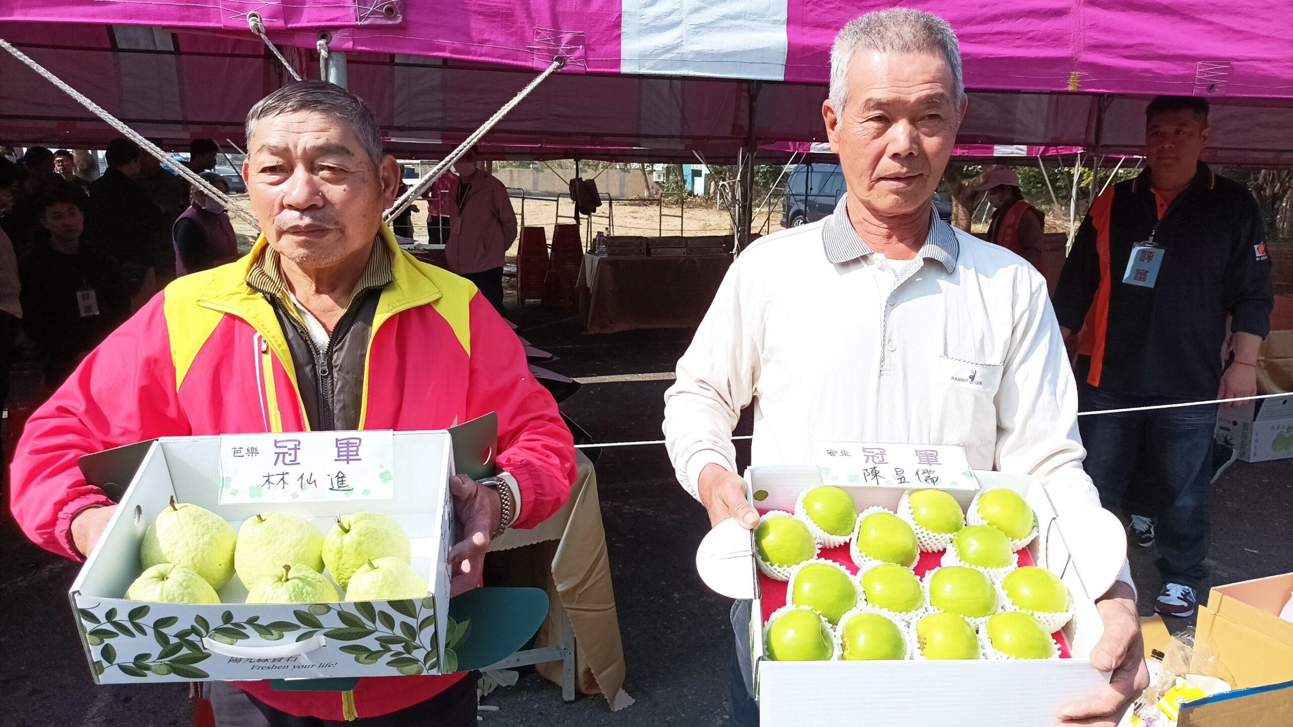 ▲高市燕巢芭棗王合影(圖農業局提供)