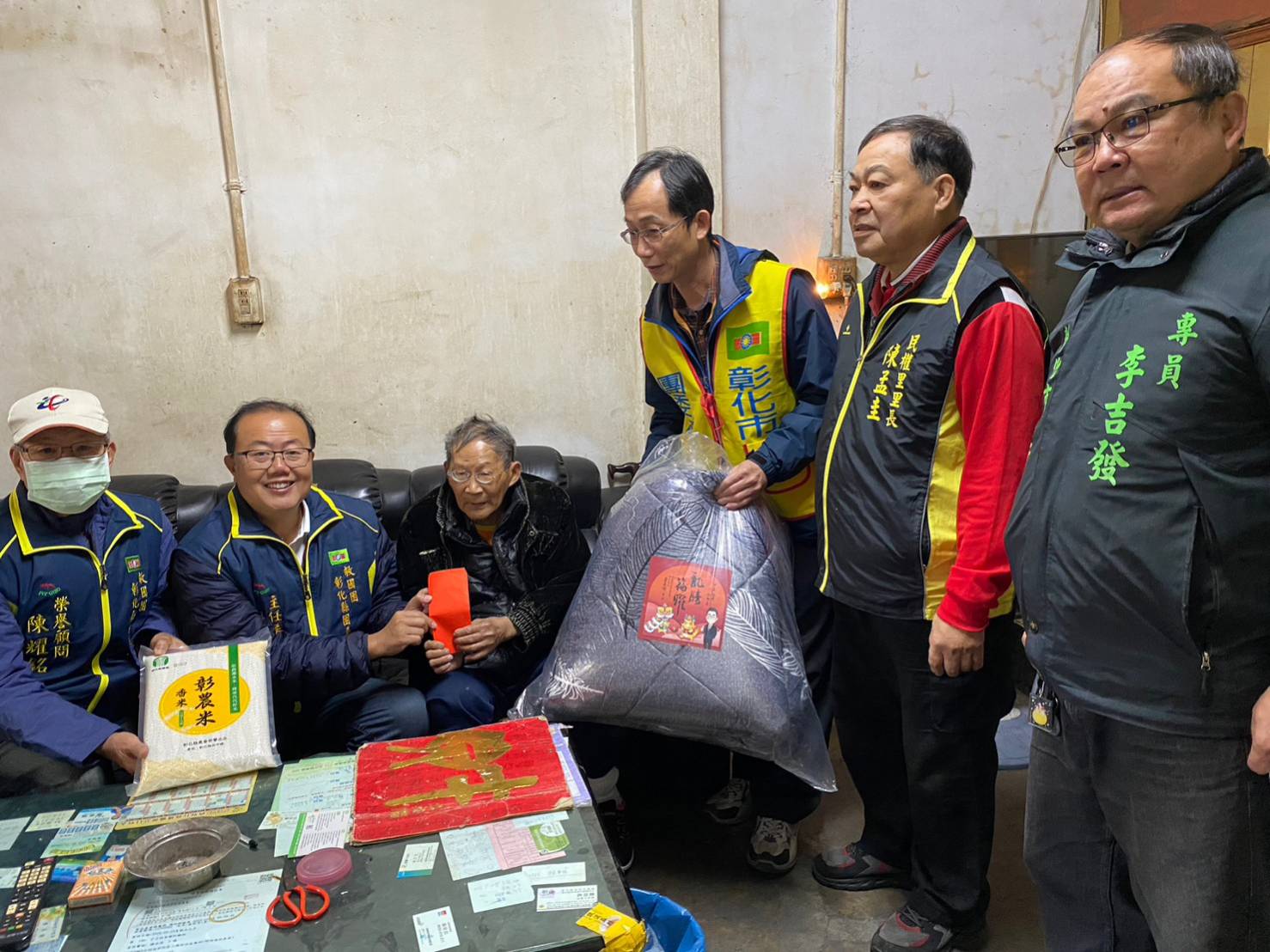 ▲彰化縣團委會在歲末展開一系列公益社會服務活動，走遍彰化縣26鄉鎮關懷超過百戶的獨居老人、單親家庭等弱勢家戶。（救國團彰化縣團委會提供）