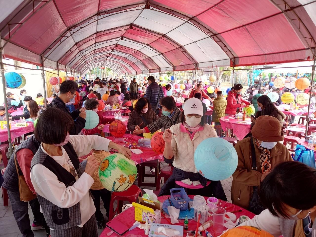 ▲田尾鄉公所在田尾鄉怡心園廣場舉辦千人彩繪燈籠暨大師揮毫活動,讓怡心園充滿了過年熱鬧滾滾的氛圍。(記者張溎壕攝)