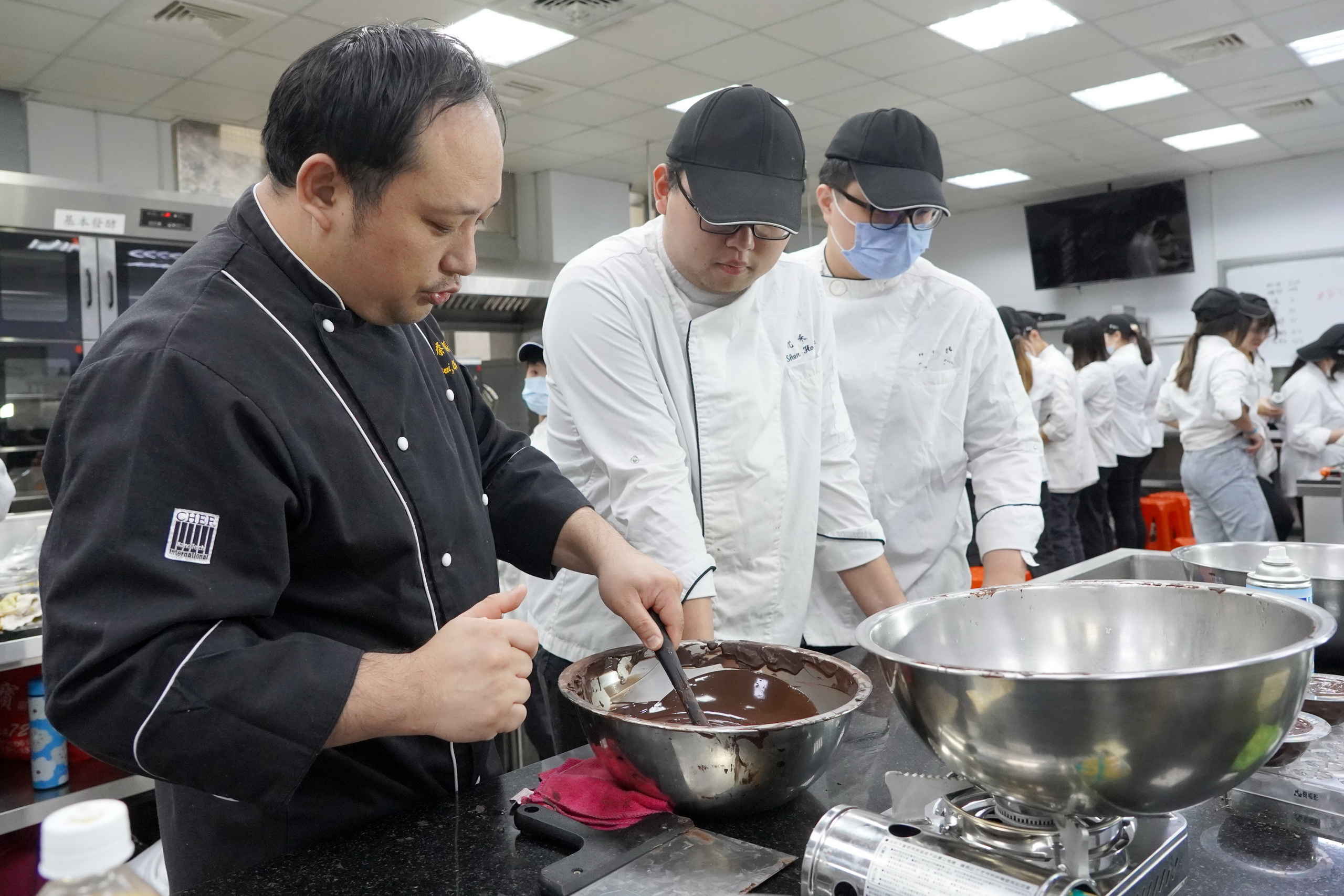 ▲大葉大學烘焙學程建置符合乙、丙級考場的實作場域,幫助學生提升就業競爭力。(記者張溎壕攝)