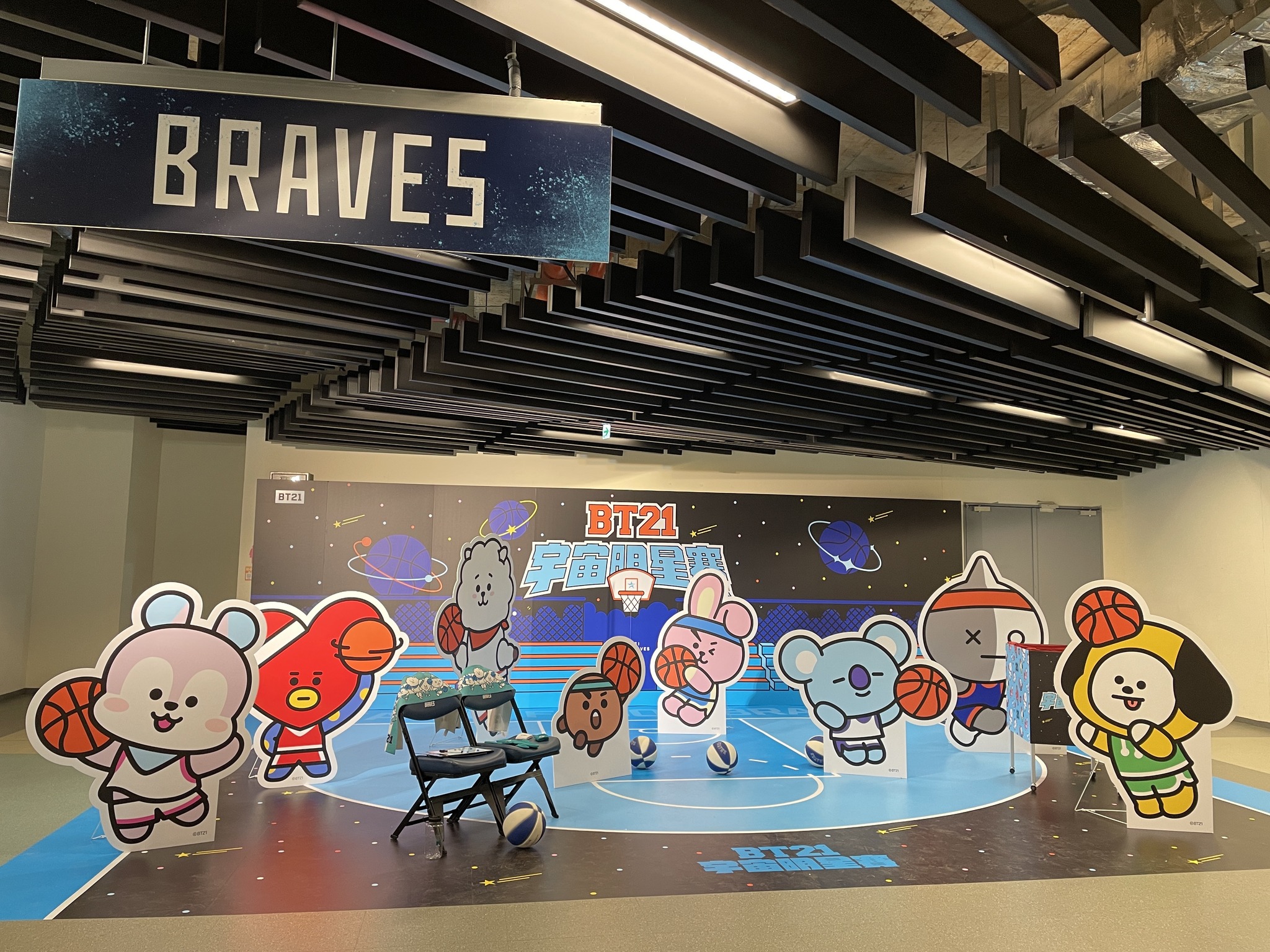 ▲臺北富邦勇士與BT21共同舉辦「BT21宇宙明星賽」主題週，將LINE FRIENDS旗下人氣角色打造成宇宙球場(圖/創新聞記者陳光蘊翻攝) 