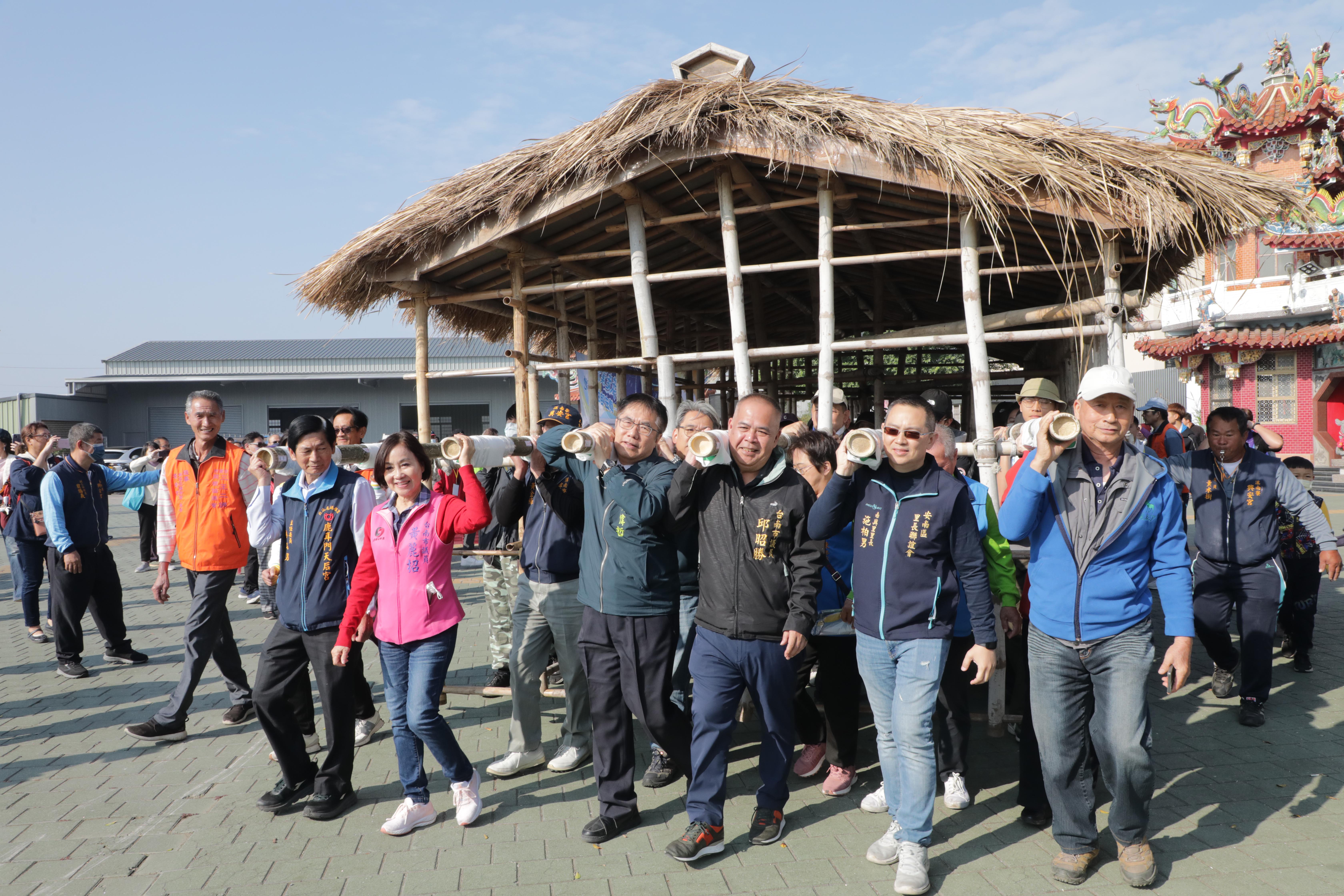 黃偉哲率領百人「扛茨走溪流」 體驗台江住民抗水患精神