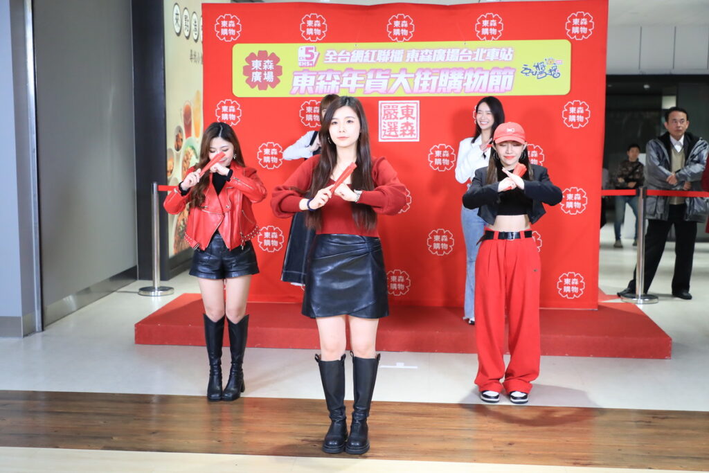 開場科目三熱力舞蹈（白衣）涵氧女孩 張雅涵（左後）啦啦隊女神 李芷霖 、反差系妹仔雯雯（中）、（右）東森直播主小薆、（左）東森直播主劉李涵蒨(圖/東森直播Channel 5 提供)