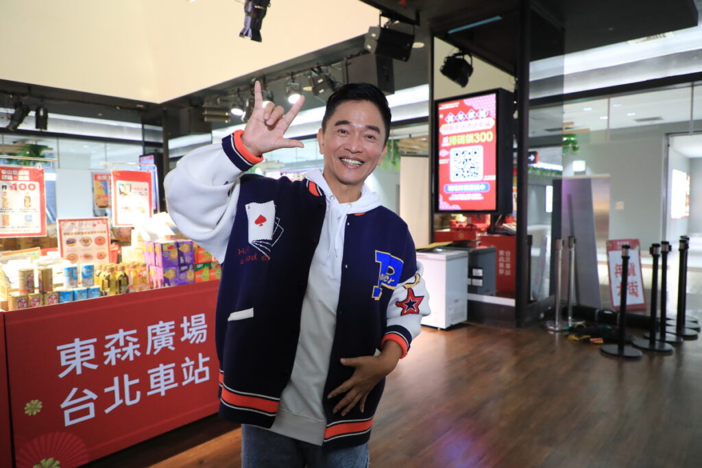 憲哥今天也到東森廣場北車站K區加入天藍小舖的曉婷姊的直播，兩人合唱上海灘，現場引起數百名粉絲圍觀，憲哥表示年節要推薦大家卡拉轟天雷、日安完美等精選好物。 (圖/東森廣場台北車站提供)。 