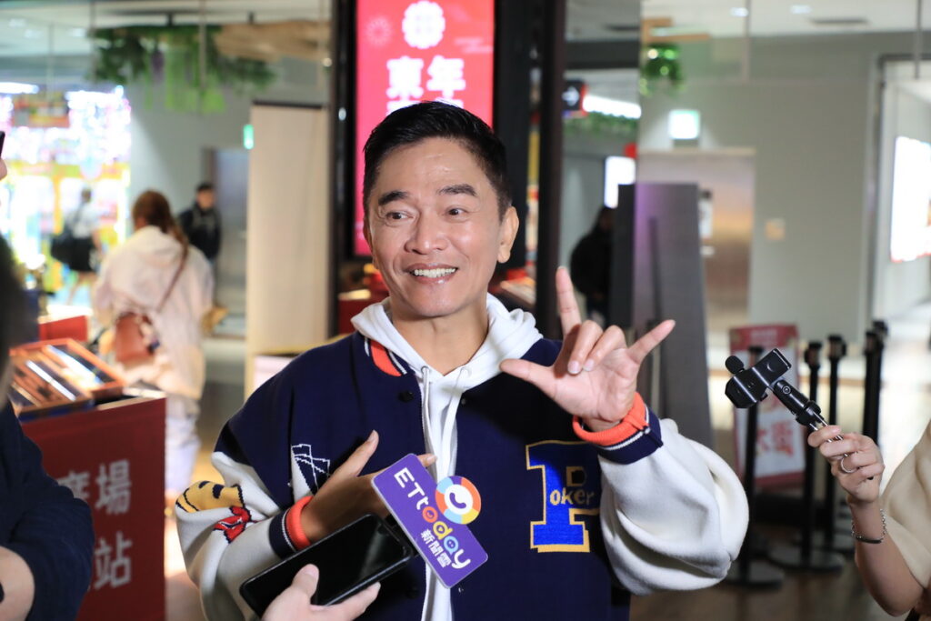 憲哥今天也到東森廣場北車站K區加入天藍小舖的曉婷姊的直播，兩人合唱上海灘，現場引起數百名粉絲圍觀，憲哥表示年節要推薦大家卡拉轟天雷、日安完美等精選好物。 (圖/東森廣場台北車站提供)。 