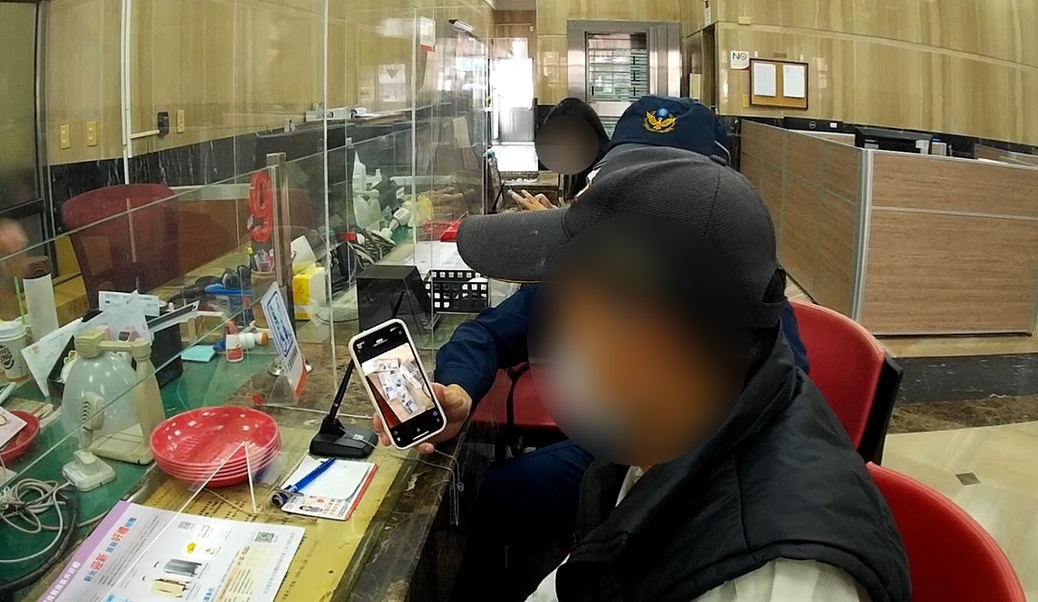 ▲圖說:葉男誤中「虛擬貨幣」投資圈套,員警苦勸後幡然醒悟,刪除「狐狸錢包」APP (圖/台中市政府提供)