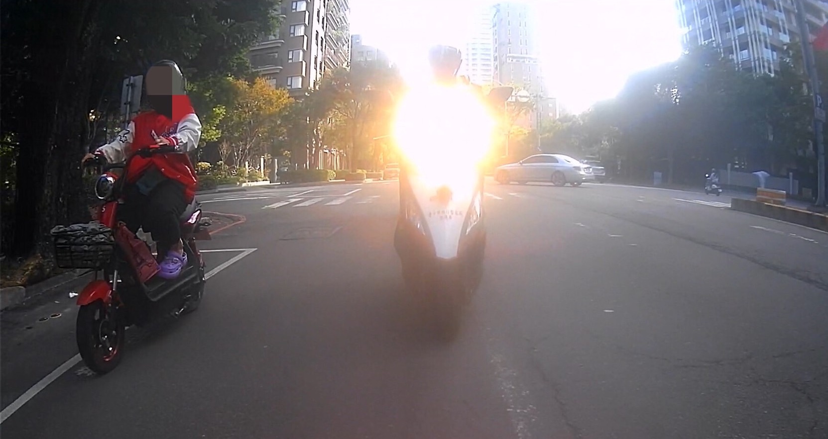 ▲圖說:巡邏員警見女子邊騎電動車邊通話,立即趨前攔查 (圖/台中市政府提供)