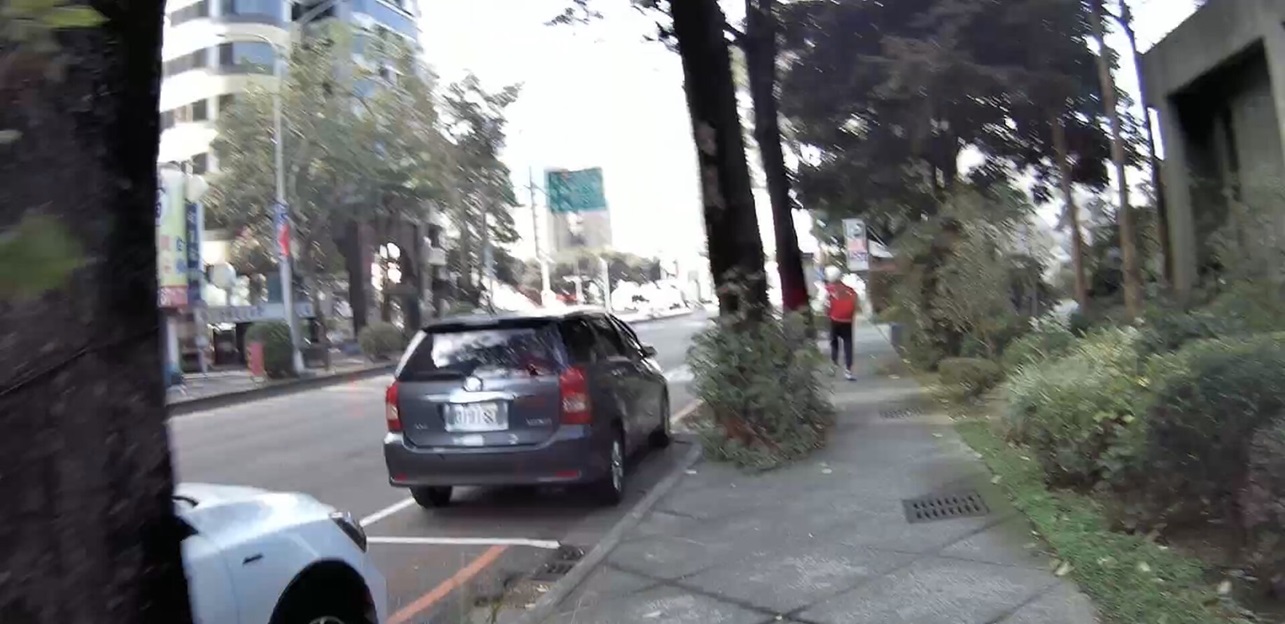 ▲圖說:女子棄車拔腿狂奔仍遭員警攔獲,經查原來係逃逸越南籍移工 (圖/台中市政府提供)