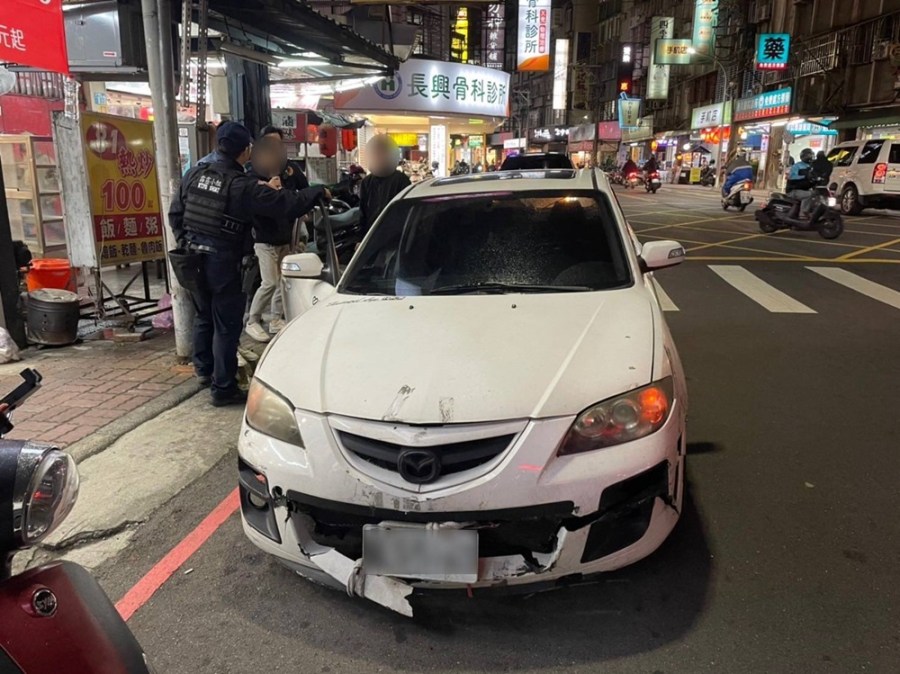 通訊行前違停 員警眼尖看K盤放車內逮人 223 cnews204240128a04