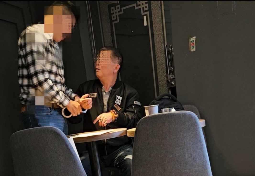 警士林分局逮捕假投資詐騙出面取款車手。(圖／警士林分局提供)