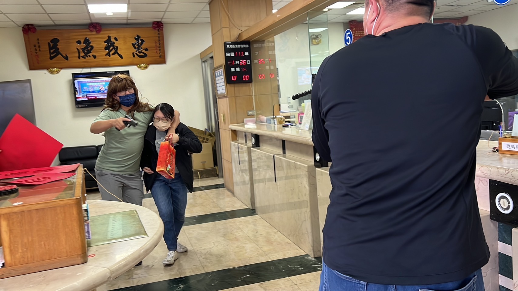 連烏魚子也要搶!東港警防搶演練太逼真。〈圖/記者蔡宗武翻攝〉
