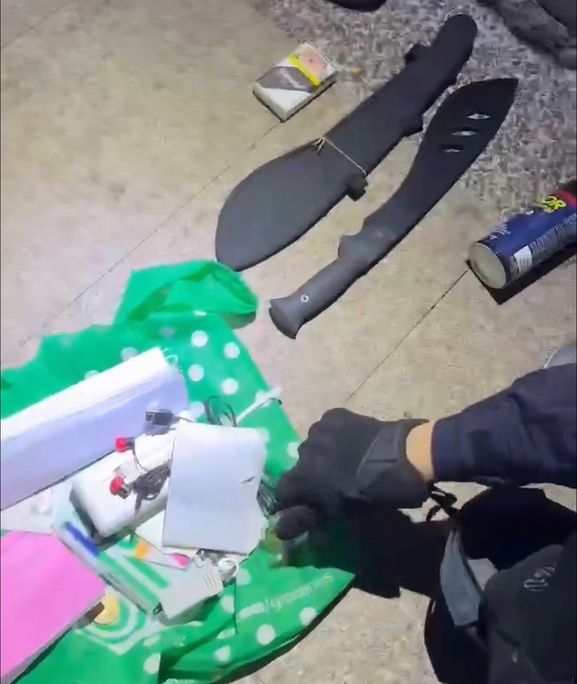 現場搜出作案工具。（圖/新湖分局提供）