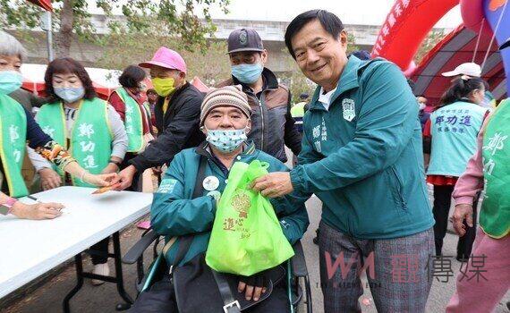 寒冬送暖 中市議員鄭功進席開百桌宴寒士!協助媒合工作及健康檢查
