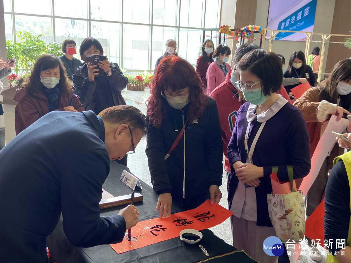 圖書法家吳錦川老師現場揮毫喜氣春聯,將新春祝福獻給新竹臺大分院護理人員。