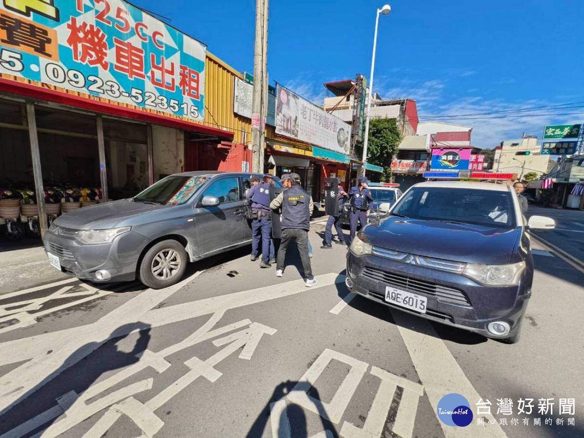 另1名歹徒見狀乃逃出農會欲駕車逃離現場，現場指揮官立即通報勤務指揮中心實施攔截圍捕。（圖/集集警分局提供）<br /><br /> <br /><br /> 