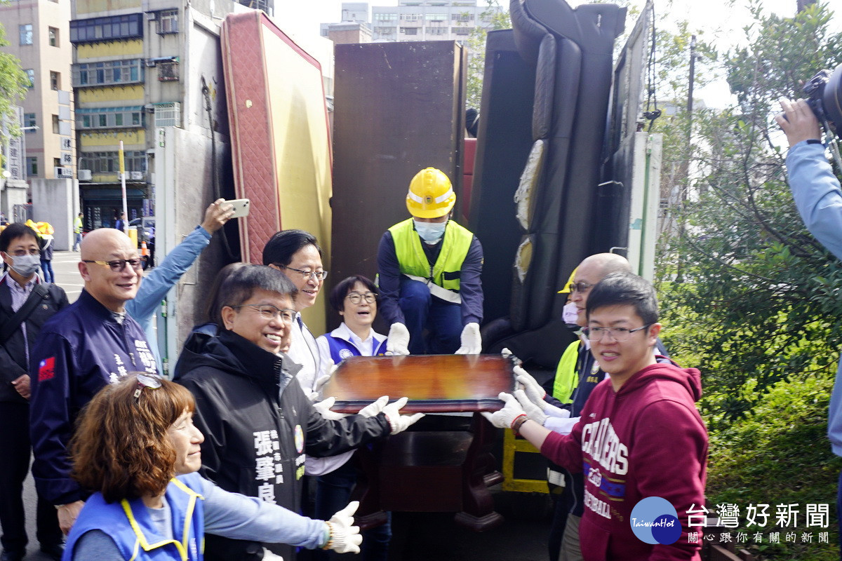 桃園市長張善政於「113年環境清潔週擴大誓師宣導活動」中,與貴賓們一起清運廢棄家具。