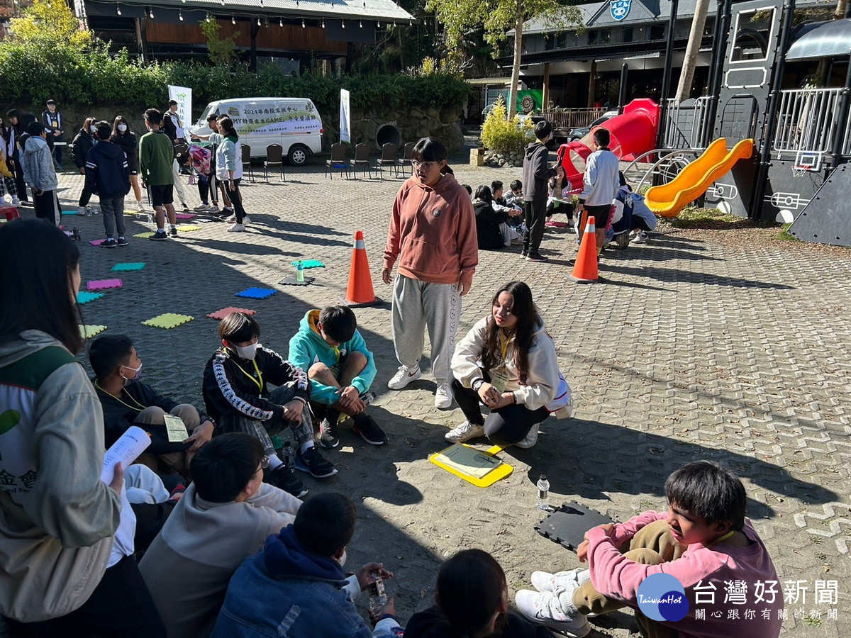 家扶邀青少年參與露營車初體驗。（南投家扶提供）