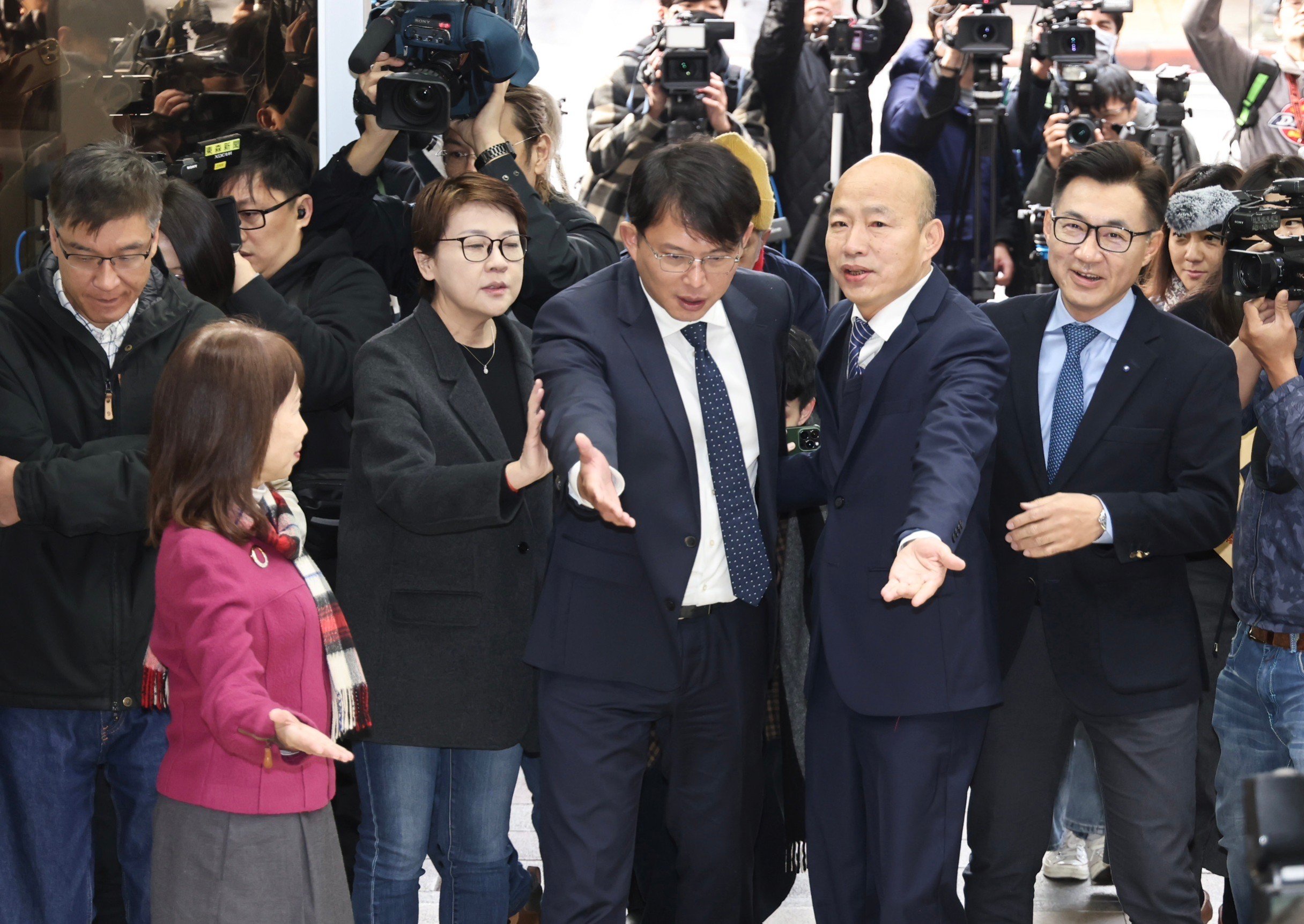 韓國瑜偕同江啟臣拜會民眾黨黃國昌等立委。林啟弘攝