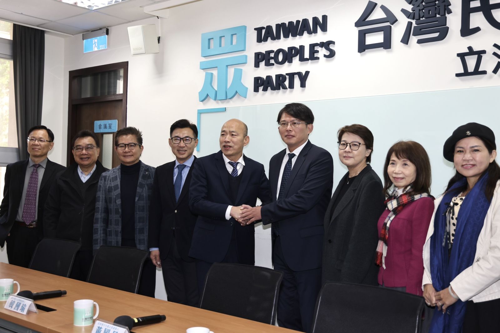 韓國瑜偕同江啟臣拜會民眾黨黃國昌等立委。林啟弘攝