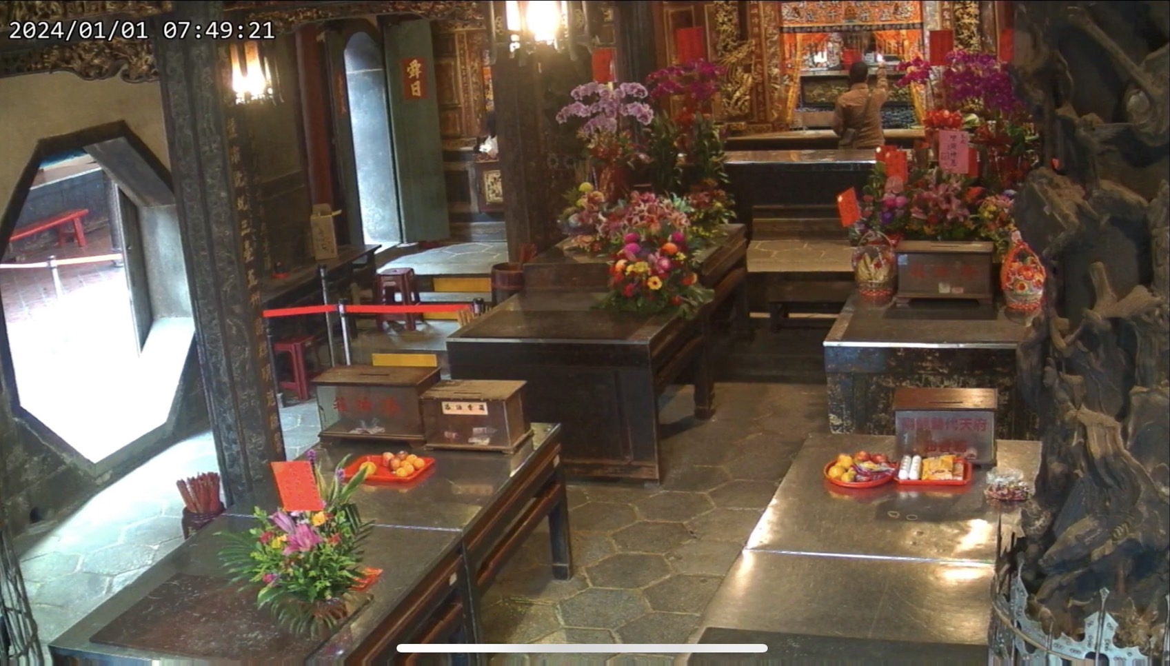 ▲廖嫌持打火機點燃南鯤鯓代天府殿內神帳,犯案過程全被監視器拍下。(圖/記者陳彥霖翻攝)