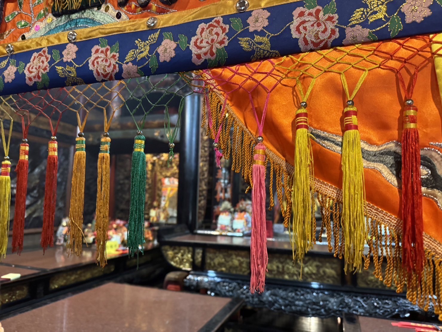 ▲廖嫌持打火機點燃南鯤鯓代天府殿內神帳，所幸志工第一時間發現及時將火勢撲滅，未造成傷害。（圖／記者陳彥霖翻攝）