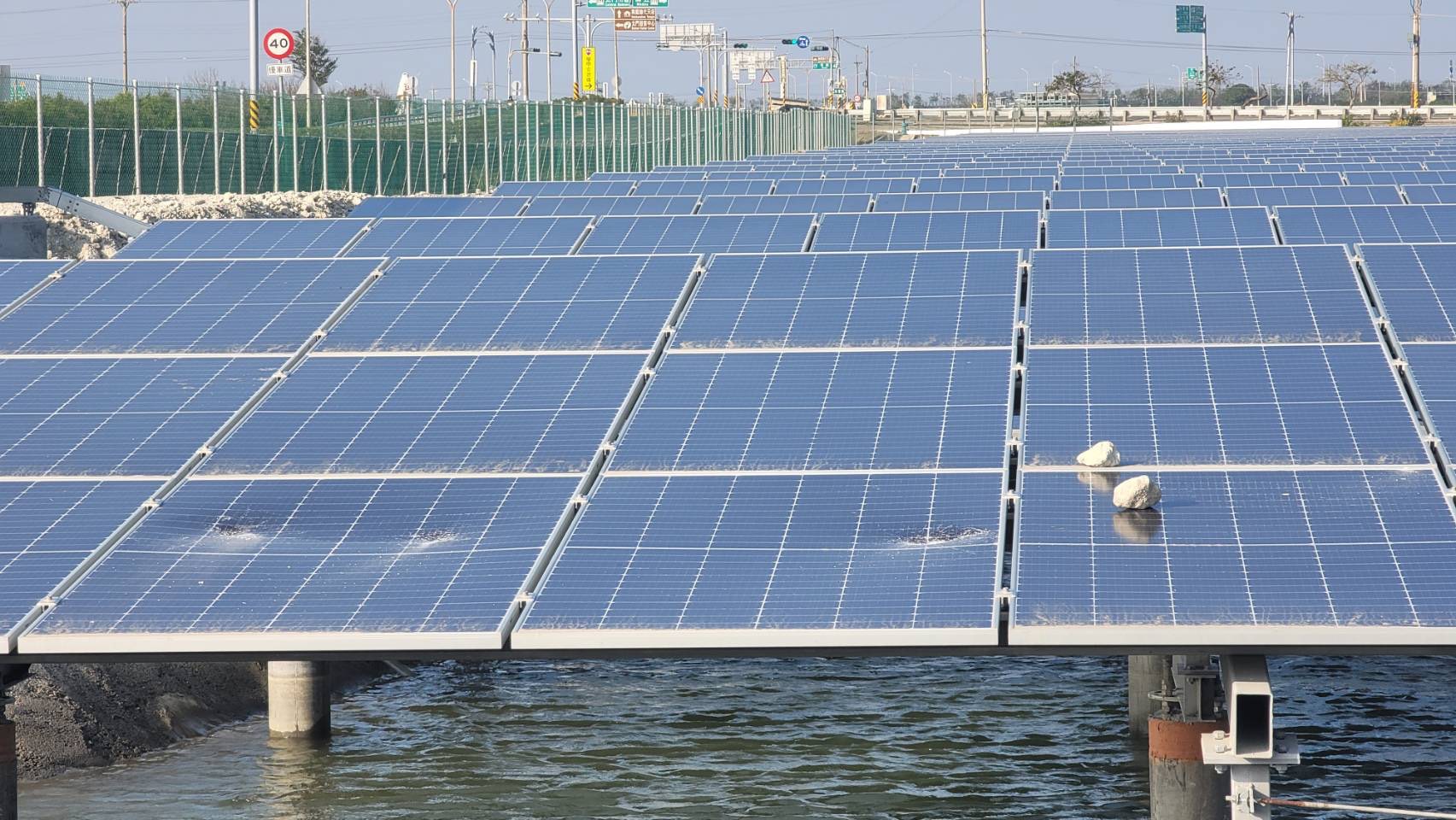 ▲太陽能光電板也遭廖嫌持石塊丟擲，造成太陽能板毀損。（圖／記者陳彥霖翻攝）