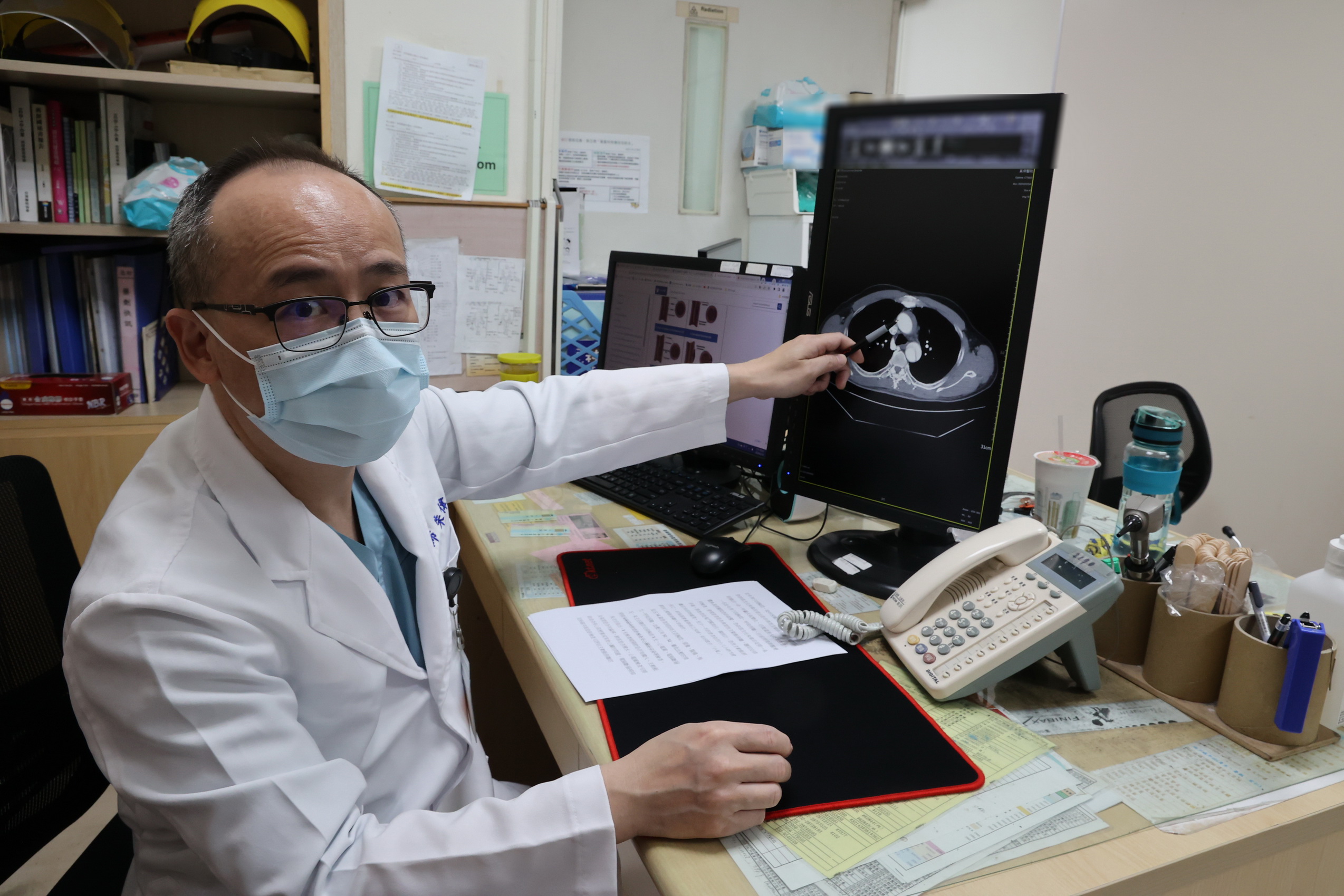 ▲員榮醫療體系員榮醫院急診處主任朱偉岳醫師,從電腦斷層可以看到患者的升動脈及降動脈阻塞嚴重。(員榮醫院提供)