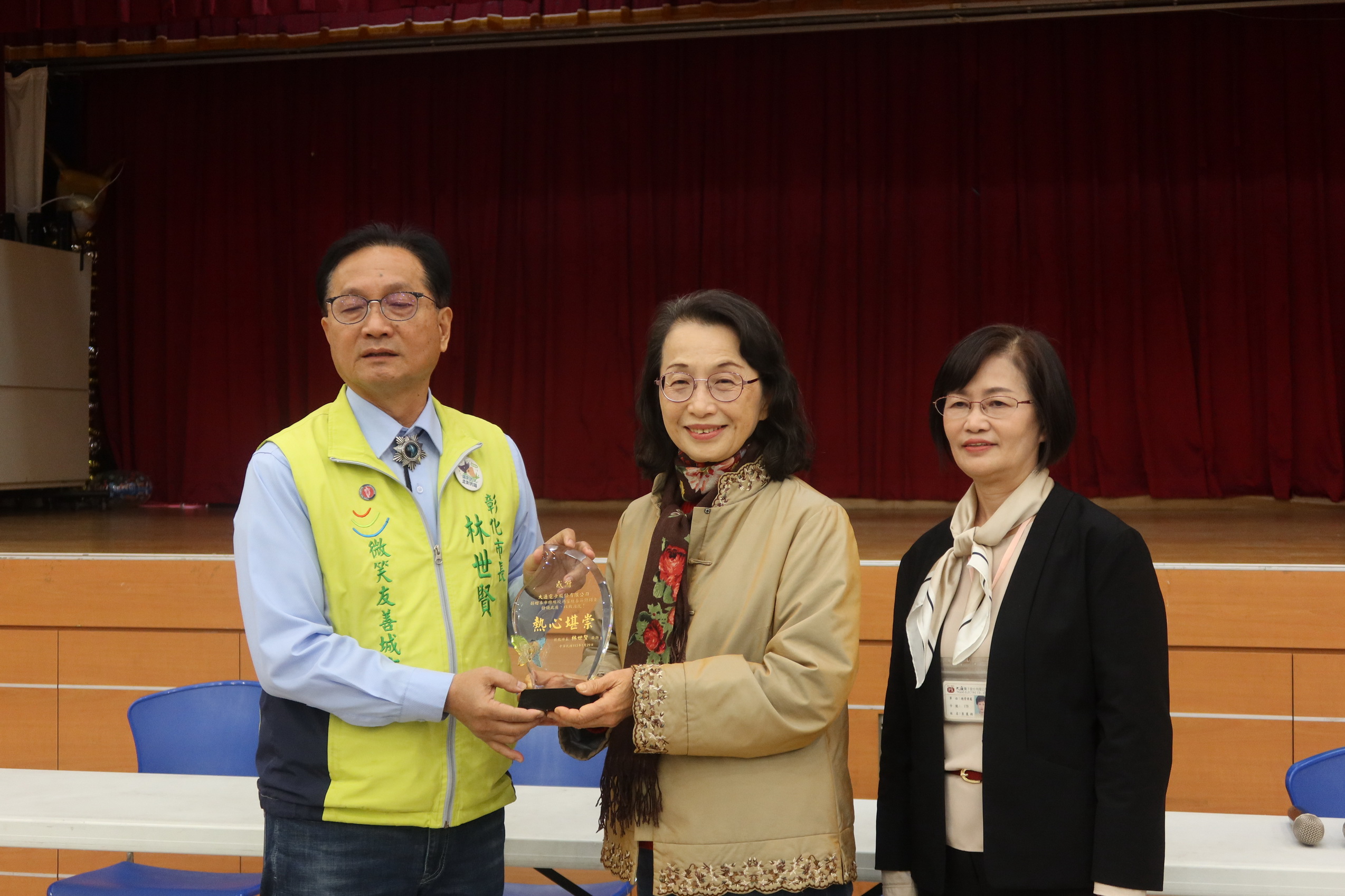 ▲大通電子捐助彰化市78戶的特殊境遇家庭春節慰問金,大通電子總經理王寶雍由林世賢市長陪同逐一發放春節慰問金並祝大家平安、幸福。(記者張溎壕攝)