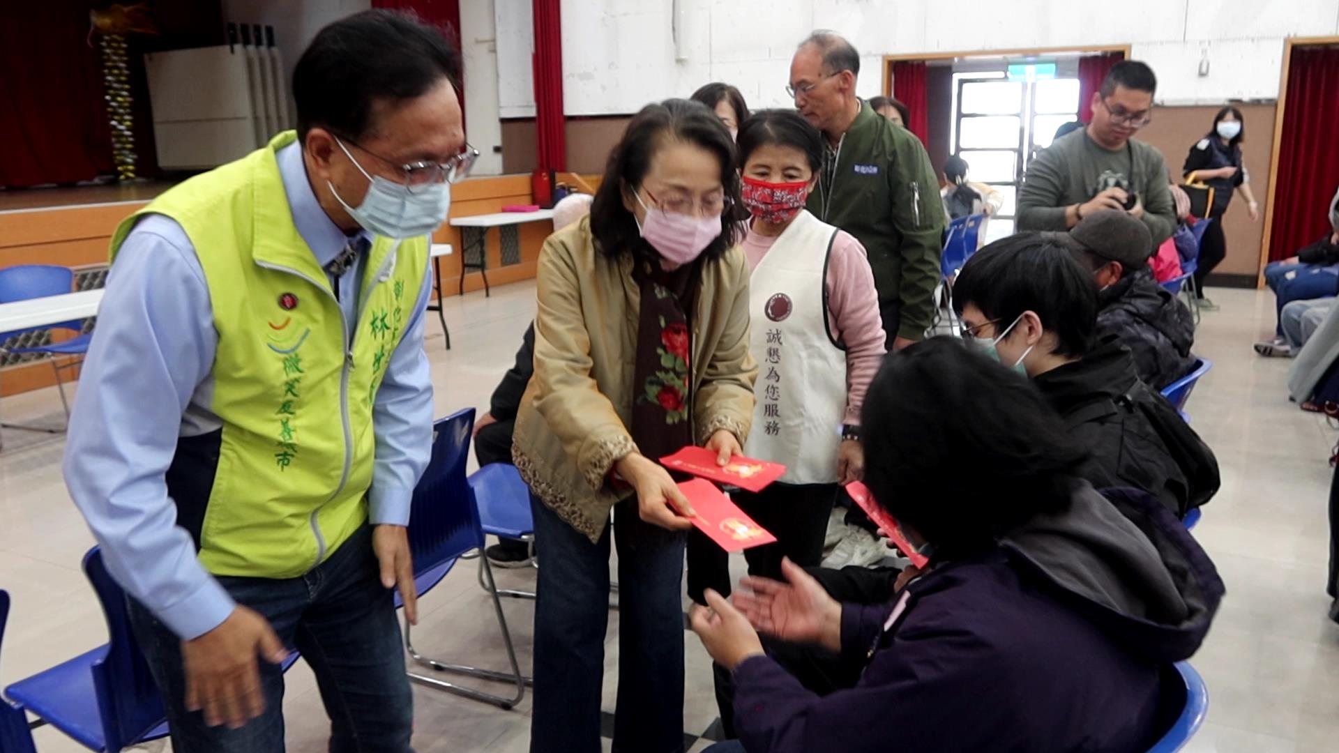▲大通電子捐助彰化市78戶的特殊境遇家庭春節慰問金，大通電子總經理王寶雍由林世賢市長陪同逐一發放春節慰問金並祝大家平安、幸福。（記者張溎壕攝）