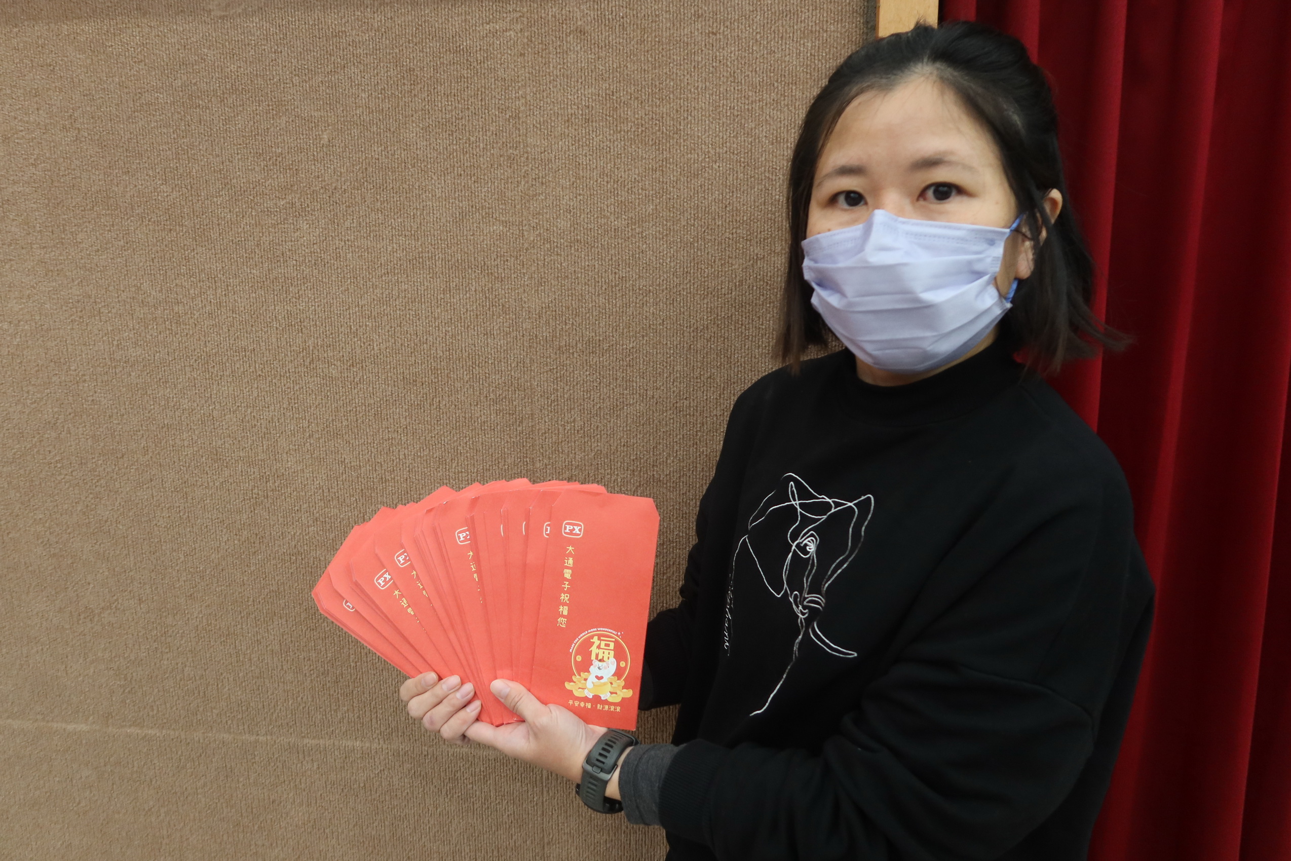▲大通電子捐助彰化市78戶的特殊境遇家庭春節慰問金，大通電子總經理王寶雍由林世賢市長陪同逐一發放春節慰問金並祝大家平安、幸福。（記者張溎壕攝）