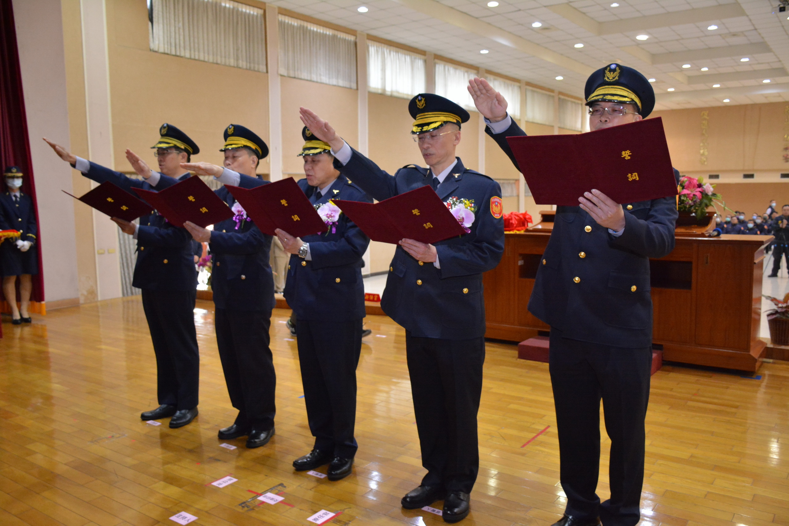 ▲彰化縣警察局舉辦督察長、5名分局長交接布達儀式，縣長王惠美主持、警察局長陳明君監交，分局長換超過一半堪稱大換血。（記者張溎壕攝）