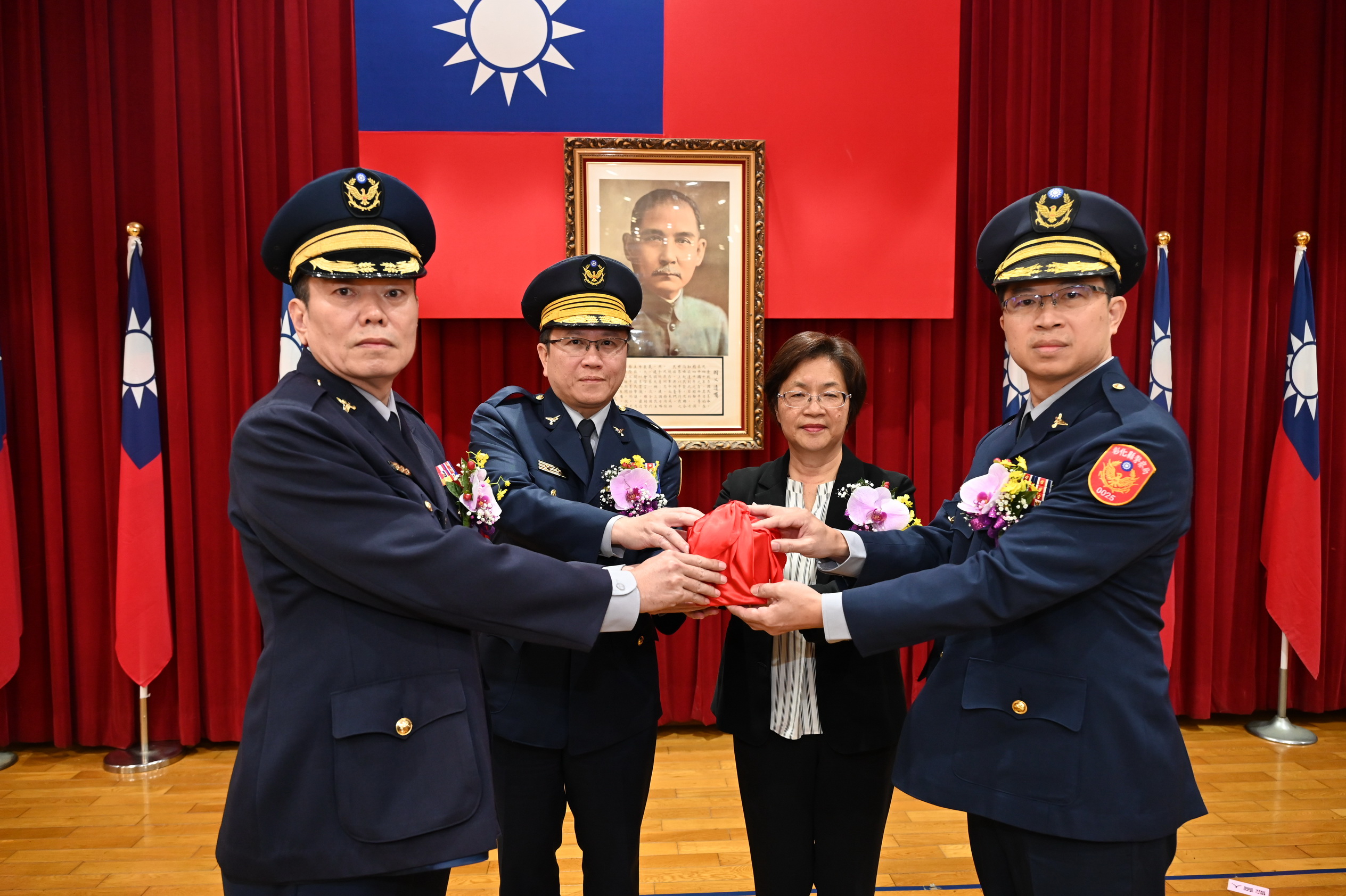 ▲彰化縣警察局舉辦督察長、5名分局長交接布達儀式，縣長王惠美主持、警察局長陳明君監交，分局長換超過一半堪稱大換血。（記者張溎壕攝）