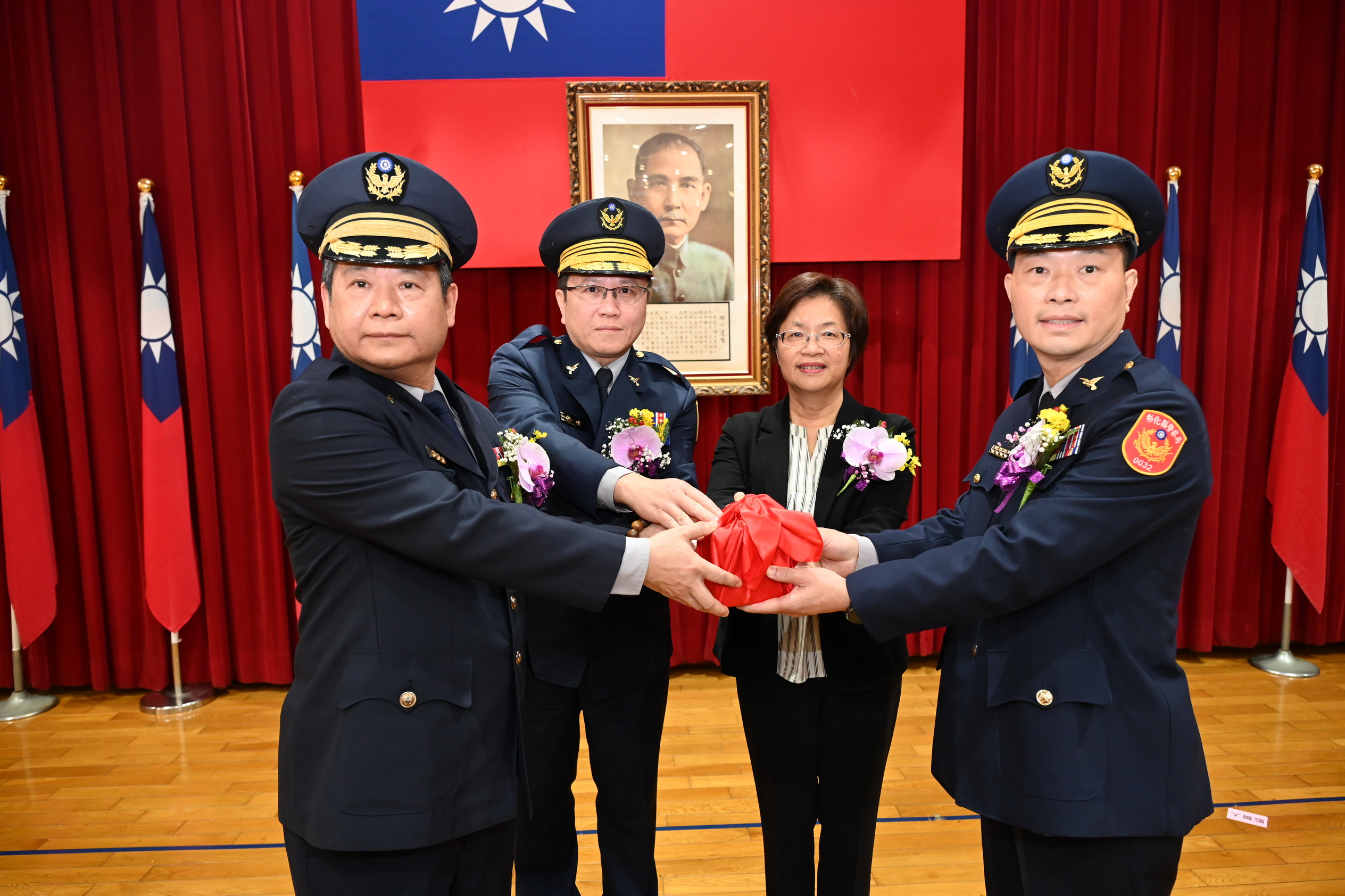 ▲彰化縣警察局舉辦督察長、5名分局長交接布達儀式，縣長王惠美主持、警察局長陳明君監交，分局長換超過一半堪稱大換血。（記者張溎壕攝）