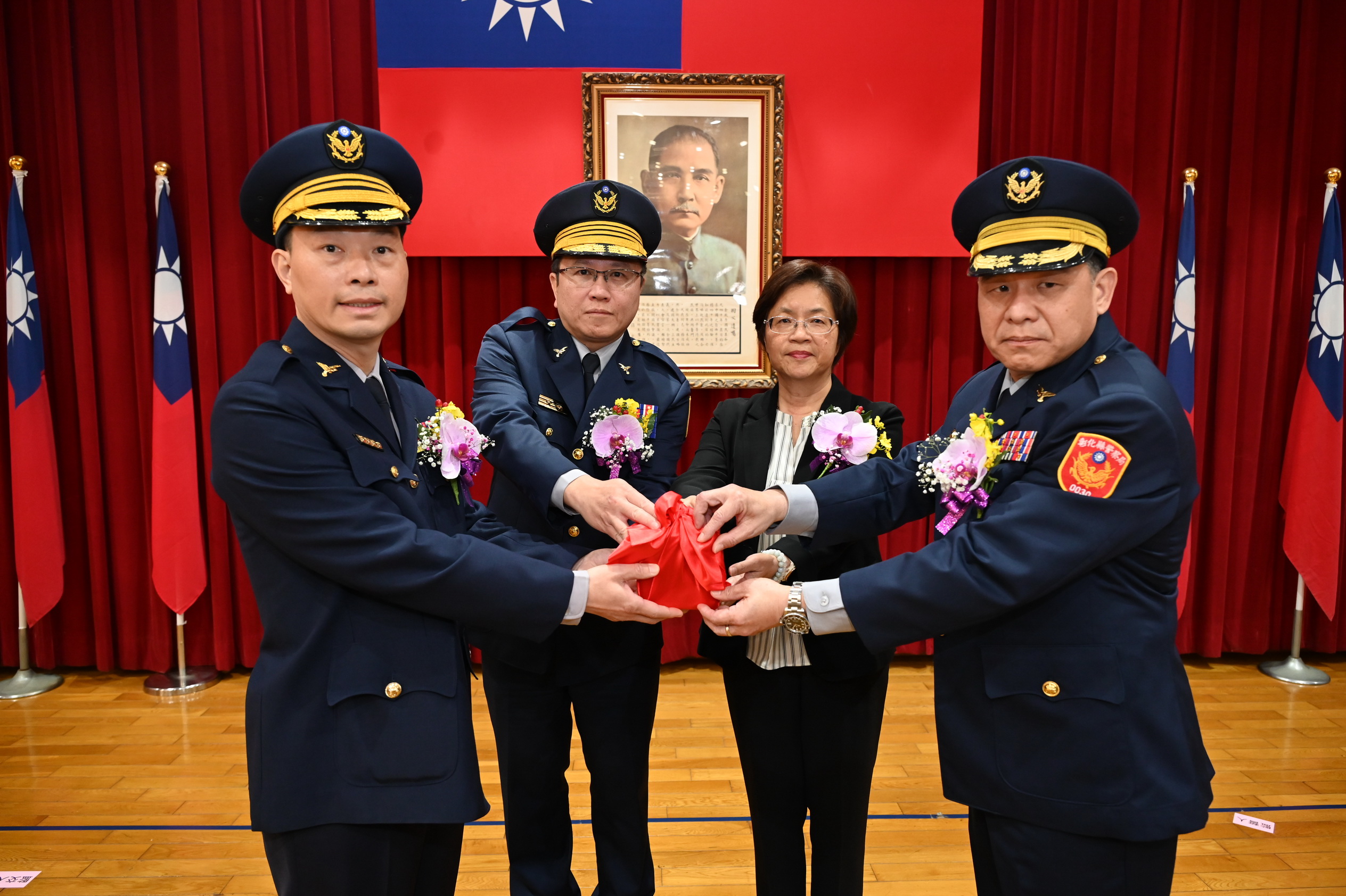 ▲彰化縣警察局舉辦督察長、5名分局長交接布達儀式，縣長王惠美主持、警察局長陳明君監交，分局長換超過一半堪稱大換血。（記者張溎壕攝）