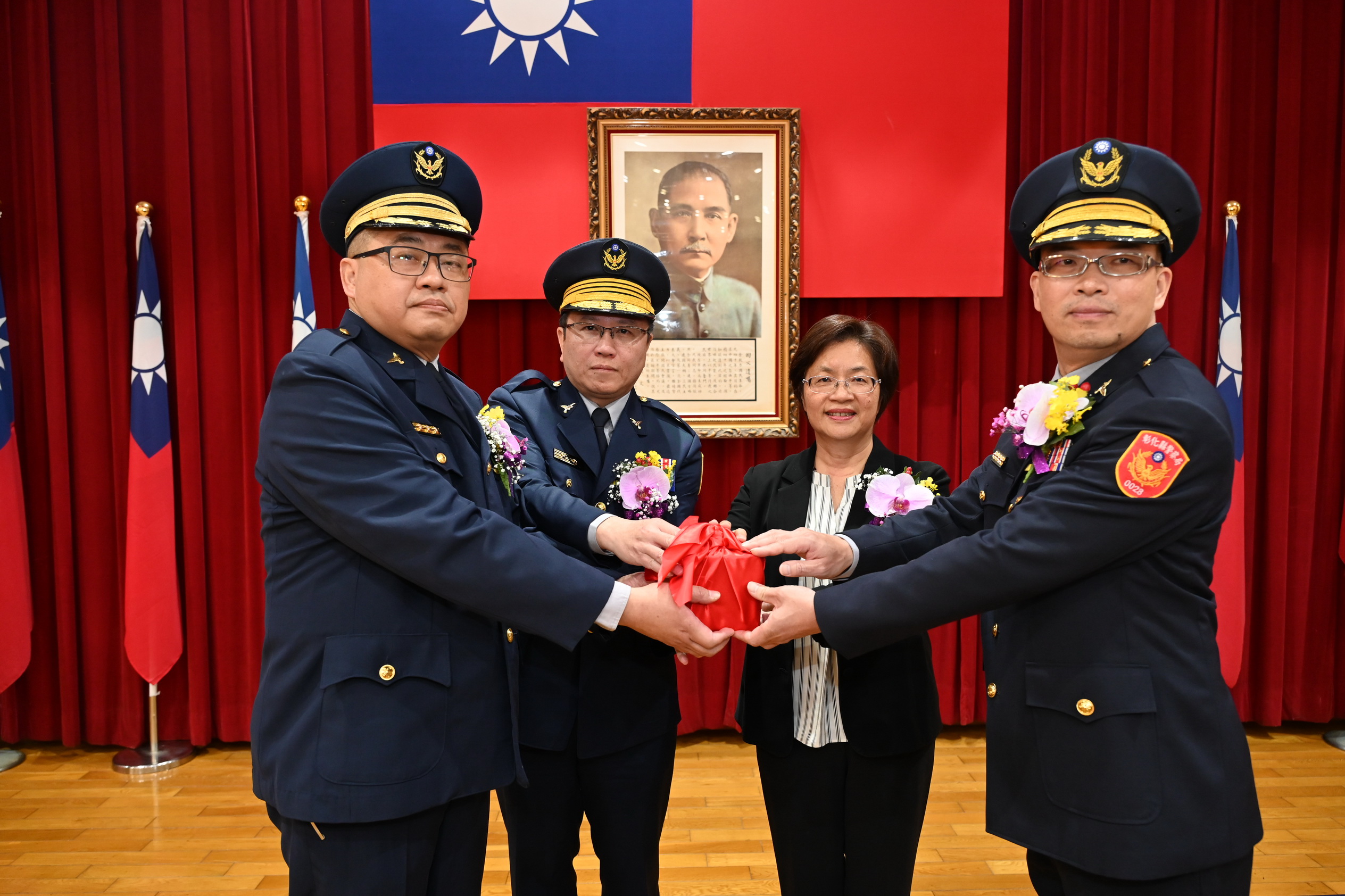 ▲彰化縣警察局舉辦督察長、5名分局長交接布達儀式，縣長王惠美主持、警察局長陳明君監交，分局長換超過一半堪稱大換血。（記者張溎壕攝）