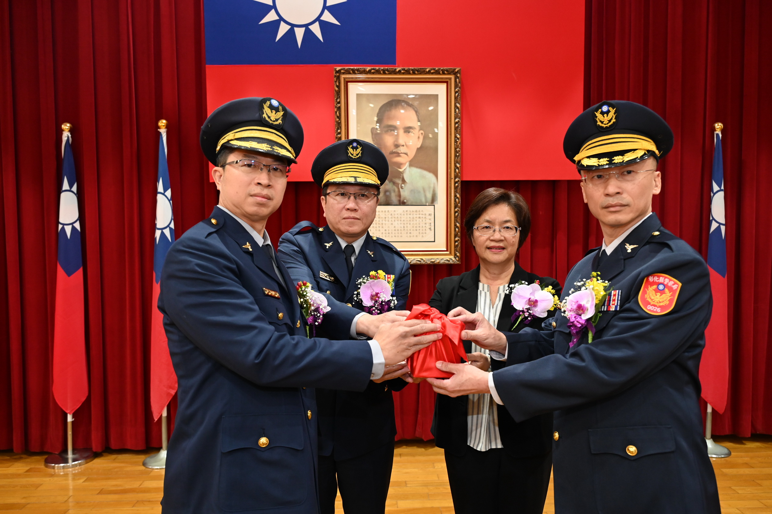 ▲彰化縣警察局舉辦督察長、5名分局長交接布達儀式，縣長王惠美主持、警察局長陳明君監交，分局長換超過一半堪稱大換血。（記者張溎壕攝）