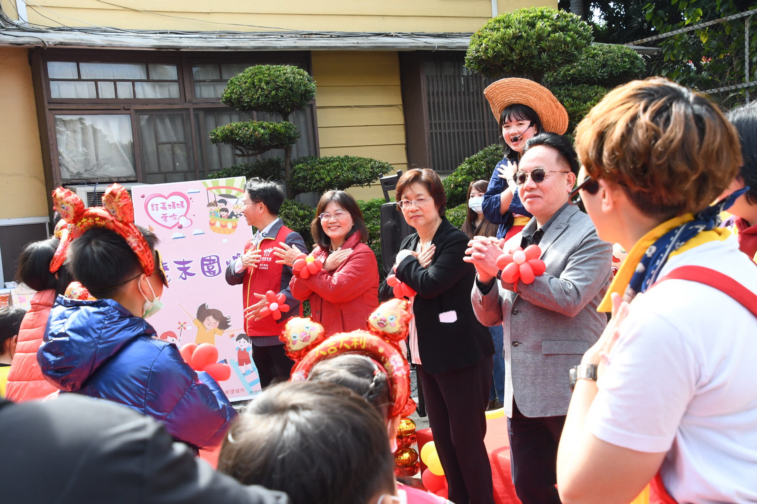 ▲彰化縣政府舉辦「與縣長媽媽有約─歲末圍爐」活動，25名失依兒少在縣長官邸與縣長王惠美提前歲末圍爐，發福袋、壓歲錢、過年禮物。（記者張溎壕攝）