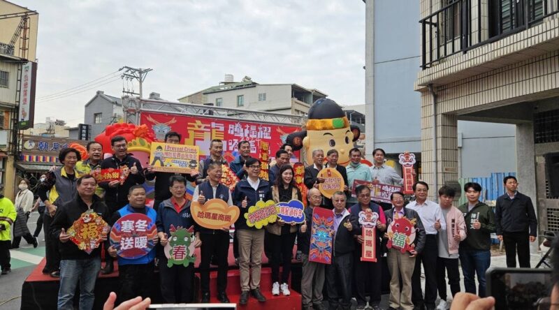 陳其邁市長新春發紅包 鼓山分局員警邀請現場知名廣播主持人凱莉一同宣導反詐
