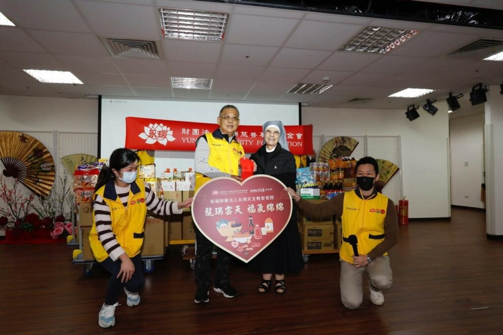 昇恆昌公司關懷八里天主教安老院超過13年,今年也不例外,組志工團隊致贈豐盛年菜及實用物資,陪伴爺爺奶奶熱鬧過年