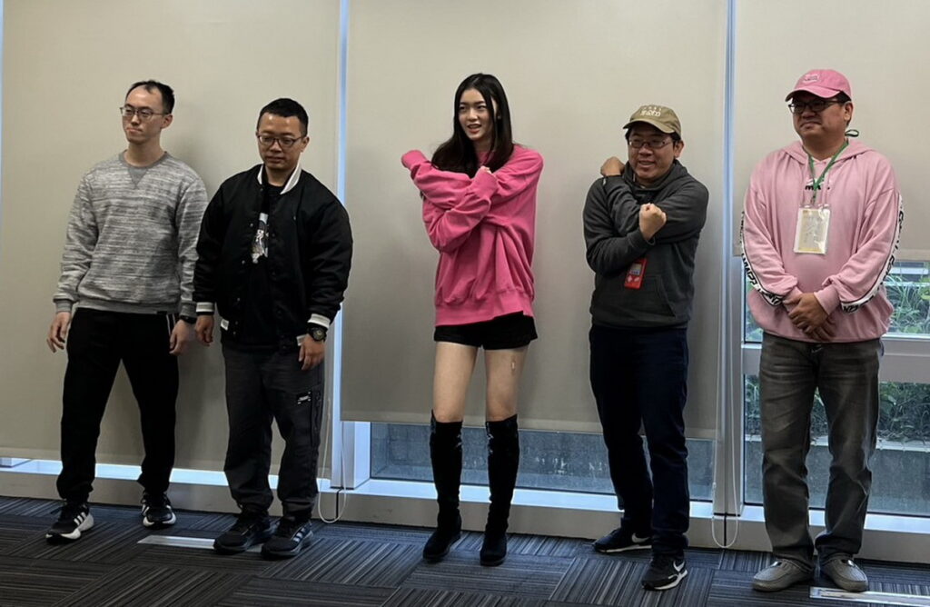 翁曼綾在「123木頭人」與粉絲比賽前還不忘先暖身