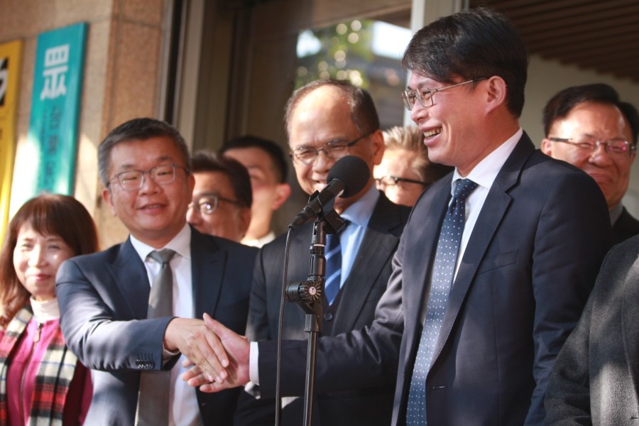 蔡其昌稱只跟老婆擁抱 游錫堃:依法保持中立之下朝理想邁進 240 蔡其昌稱只跟老婆擁抱 游錫堃:依法保持中立之下朝理想邁進 239