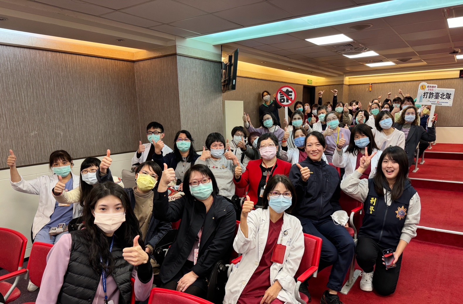 北市警婦幼隊聯合衛生局在萬芳醫院舉辦人身安全課程,旨在提升民眾的防身觀念和應對能力。(記者黃荷琇 翻攝)